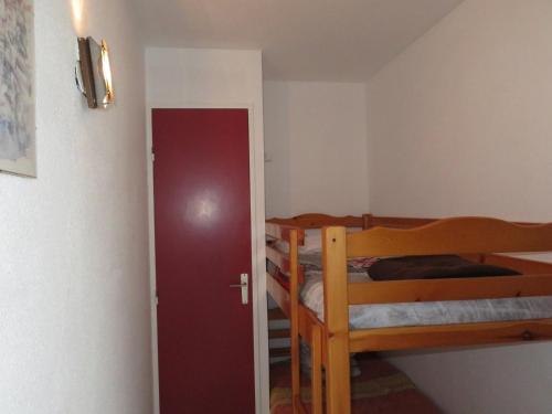 een kamer met 2 stapelbedden en een rode deur bij Studio Sète, 1 pièce, 4 personnes - FR-1-338-406 in Sète