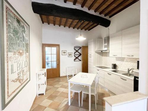 eine Küche und ein Esszimmer mit einem Tisch und Stühlen in der Unterkunft Casa Montanini Centro Storico in Siena