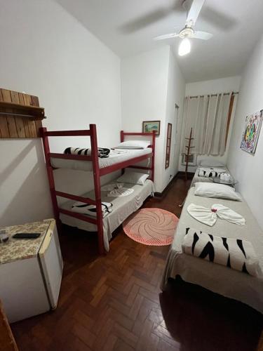 サントスにあるPousada São Marcosの天井の客室で、二段ベッド3組が備わります。