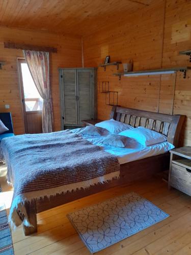 a bedroom with a large bed in a cabin at Na Penkah in Yaremche