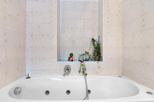 y baño con bañera y grifo. en Casa Glicine en Domaso