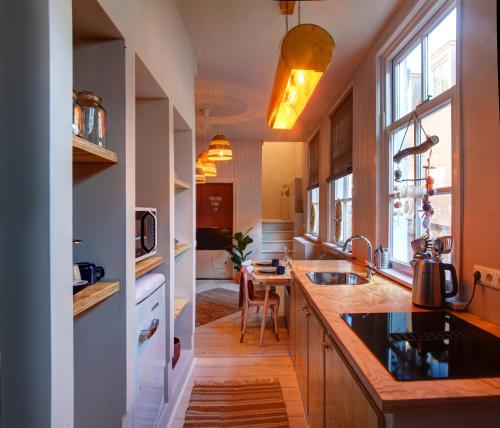 eine Küche mit einer Spüle und einer Arbeitsplatte in der Unterkunft Villa Azura in Tholen