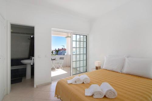 a bedroom with a bed with two towels on it at Villa Galé in Guia