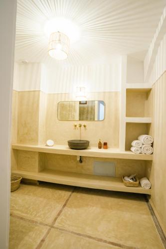 un bagno con lavandino e specchio di Riad Rahal a Marrakech