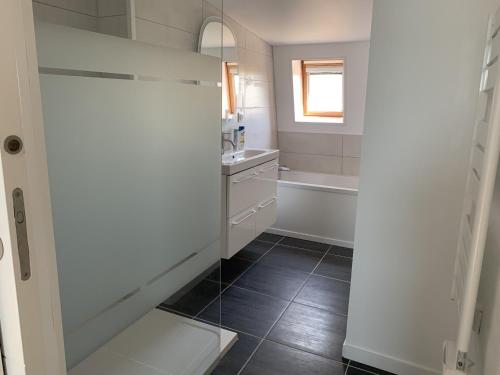 une salle de bain avec une douche, un lavabo et une baignoire dans l'établissement Fort-Mahon-Plage: Duplex 2 chambres, parking, balcon, plage à proximité - FR-1-482-86, à Fort-Mahon-Plage