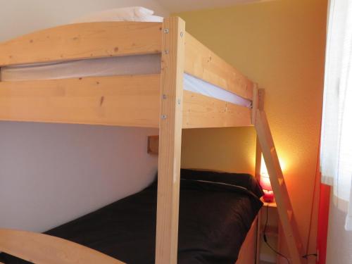 - un lit superposé avec une échelle au niveau inférieur dans l'établissement Studio cabine avec piscine à Sète - FR-1-338-414, à Sète