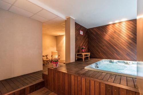 eine Whirlpool-Badewanne in der Mitte eines Zimmers in der Unterkunft Yachting Hotel Mistral in Sirmione