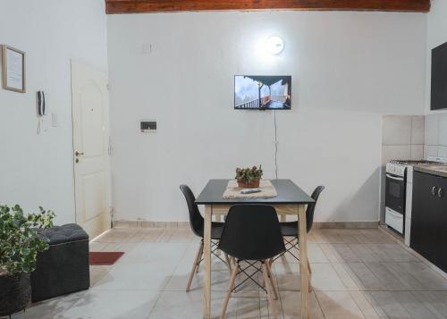 a small kitchen with a table and chairs at Complejo Yaguareté in Corrientes