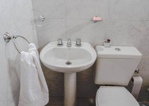 コリエンテスにあるComplejo Yaguaretéの白いバスルーム(トイレ、シンク付)