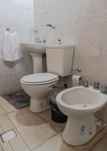 a bathroom with a toilet and a sink at Complejo Yaguareté in Corrientes