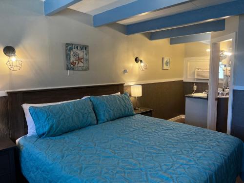 Postel nebo postele na pokoji v ubytování Claddagh Motel & Suites
