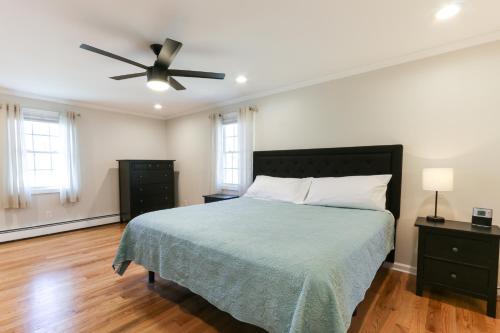 - une chambre avec un lit et un ventilateur de plafond dans l'établissement Connecticut Vacation Home Rental with Private Pool!, à Southington