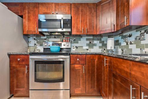 Dapur atau dapur kecil di Pet-Friendly Hudson Home Boat Slip, Private Pool