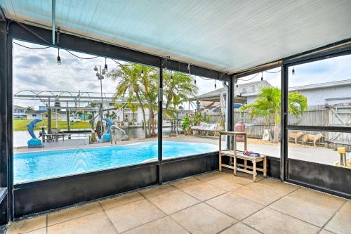 Kolam renang di atau dekat dengan Pet-Friendly Hudson Home Boat Slip, Private Pool
