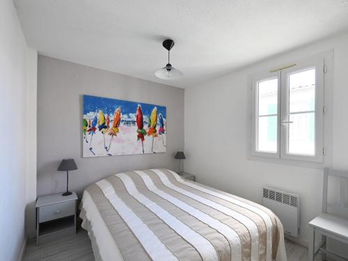 ein Schlafzimmer mit einem Bett und einem Wandgemälde in der Unterkunft Maison Saint-Clément-des-Baleines, 4 pièces, 6 personnes - FR-1-258-128 in Saint-Clément-des-Baleines