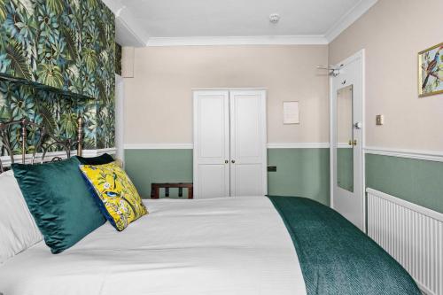 Ein Bett oder Betten in einem Zimmer der Unterkunft The Berburry