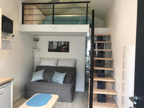 - une mezzanine dans une petite chambre avec un canapé dans l'établissement Charmant Studio avec Terrasse et Parking - 4 Pers - Arcachon - FR-1-474-161, à Arcachon