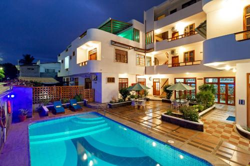 a villa with a swimming pool at night at Hotel Villa Laguna in Puerto Ayora