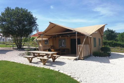 yurta con mesa de picnic y banco en Silver Coast Glamping luxury lodge, en Alcobaça