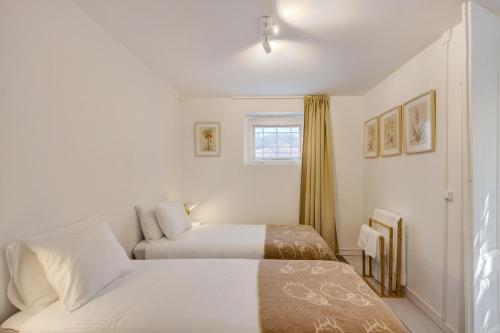1 dormitorio con 2 camas y ventana en Praia da Granja - Seaside Beach, en Arcozelo