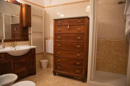 baño con lavabo y tocador de madera en B&B Palazzo Lombardi, en Lucera