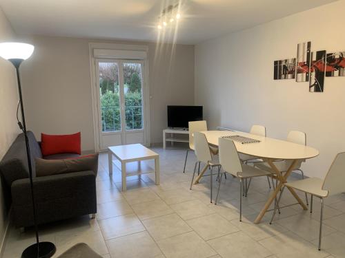 un salon avec une table et une chaise dans l'établissement Appartement T3 en Centre-Ville de La Roche-Posay avec Terrasse, Piscine et Parking - FR-1-541-75, à La Roche-Posay