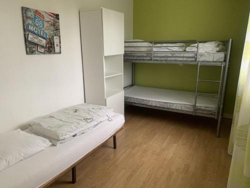 Poschodová posteľ alebo postele v izbe v ubytovaní Appartement La Roche-Posay, 3 pièces, 5 personnes - FR-1-541-75