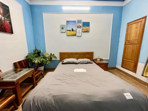 a bedroom with a large bed and a table at Nhà nghỉ Thành Trung in Tuyên Quang