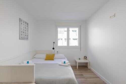 um quarto branco com uma cama e uma janela em Iñaki Deuna - baskeyrentals em Ondárroa