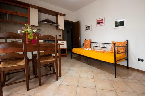 Cette chambre comprend une table, un lit et une salle à manger. dans l'établissement L'angolo dell'artista, à Castel dʼAiano