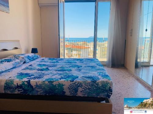 una camera con letto e vista sull'oceano di TamarHouse Sperlonga Casa Naila a Sperlonga