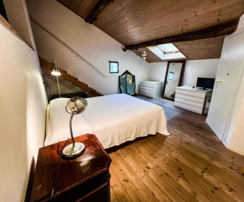 - une chambre avec un lit et une lampe sur une table dans l'établissement Casa Indipendente - Vasto Parco Naturale & Lago di Lugano, à Cuasso Al Monte