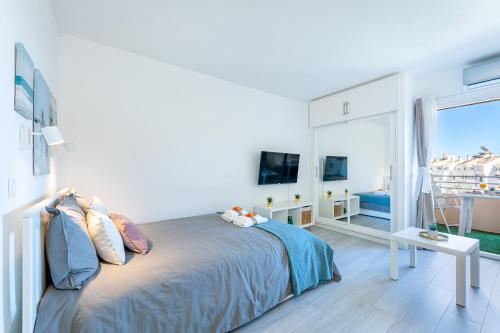 A bed or beds in a room at 797 HOLIDAY RENTALS - Espectacular estudio en Minerva