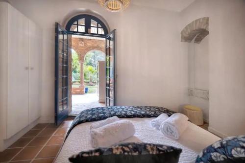 1 dormitorio con cama y espejo grande en Charming appartement in a Manor in Cannes, en Cannes