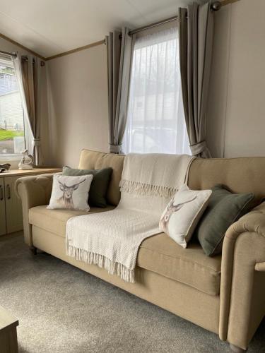 um sofá numa sala de estar com uma janela em The avenue, Waterside em Paignton