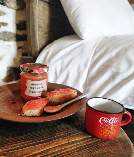 a plate of bread and jam and a cup of coffee at il Bosco in Roccaforte Mondovì