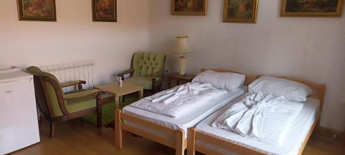 a bedroom with a bed and a table and chairs at SOBE KOD TETA MILKE in Veliko Gradište