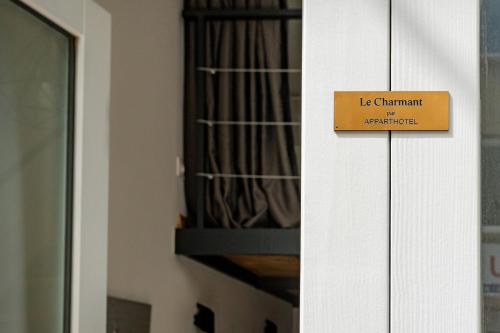 un panneau sur le côté d'un mur avec un placard dans l'établissement Charmant hypercentre tram design, à Saint-Étienne