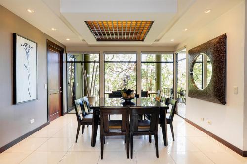 Un comedor con mesa y sillas en Carao T5-3 Luxury Apartment - Reserva Conchal, en Playa Conchal