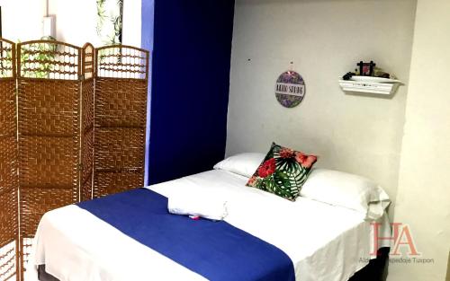 a small room with a bed with a blue and white at Hospedaje Aldana - Apartamento AMAL zona centro in Tuxpan de Rodríguez Cano