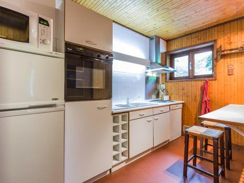 Appartement La Clusaz, 3 pièces, 6 personnes - FR-1-437-19にあるキッチンまたは簡易キッチン
