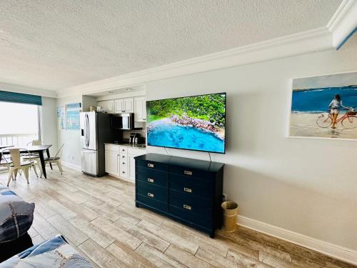 uma cozinha com uma televisão de ecrã plano na parede em Daytona Beach Resort Private balcony Ocean Front em Daytona Beach