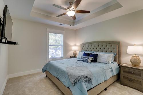 Cama o camas de una habitación en MBR King & 4 Queens Huge Living Room Covered Porch Bikes & Beach Gear included