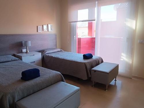 ein Hotelzimmer mit 2 Betten und einem Fenster in der Unterkunft Modern villa in Marbella with private pool in Marbella