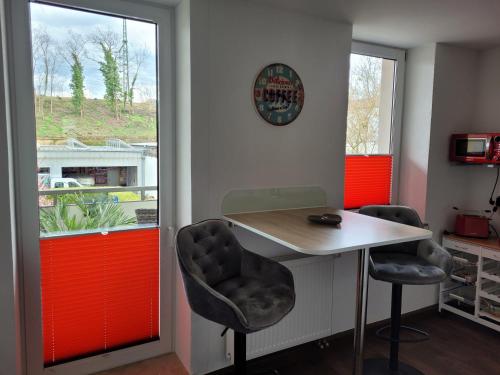 a room with a table and two chairs and a window at Ferienwohnung oder Studio Dresden-Neustadt inkl Parkplatz mit Balkon oder Terrasse in Dresden