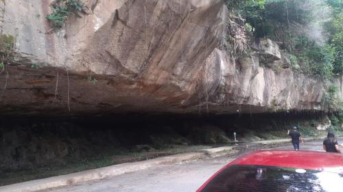 two people standing in front of a tunnel at Casa de Serra Vila Viçosa in Viçosa do Ceará