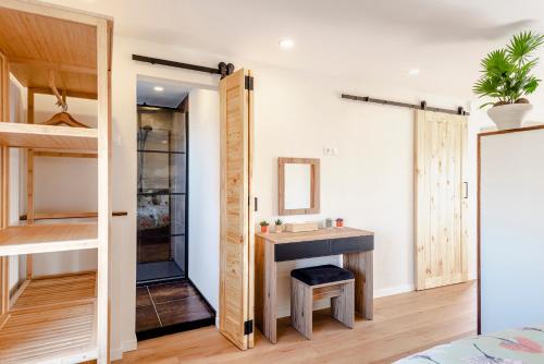 - une chambre avec une salle de bains pourvue d'un lavabo et d'un miroir dans l'établissement Sunnyzandvoort, à Zandvoort