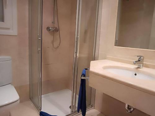 ein Bad mit einer Dusche und einem Waschbecken in der Unterkunft Modern villa in Marbella with private pool in Marbella
