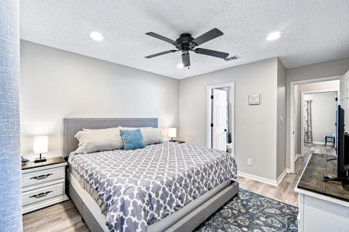 - une chambre avec un lit et un ventilateur de plafond dans l'établissement Bay Street Bliss, à Gulf Breeze