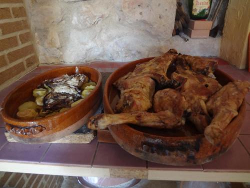 Um par de tigelas de comida numa prateleira. em Casa rural El Balcón del Tajuña em Valfermoso de Tajuña